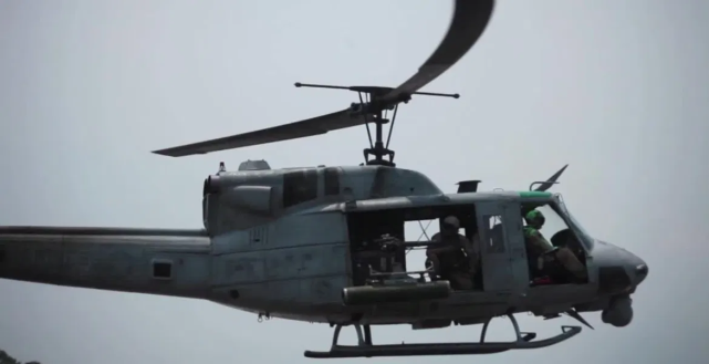 环球时报|美军直升机国内训练时竟遭枪击，被迫紧急着陆，FBI展开调查