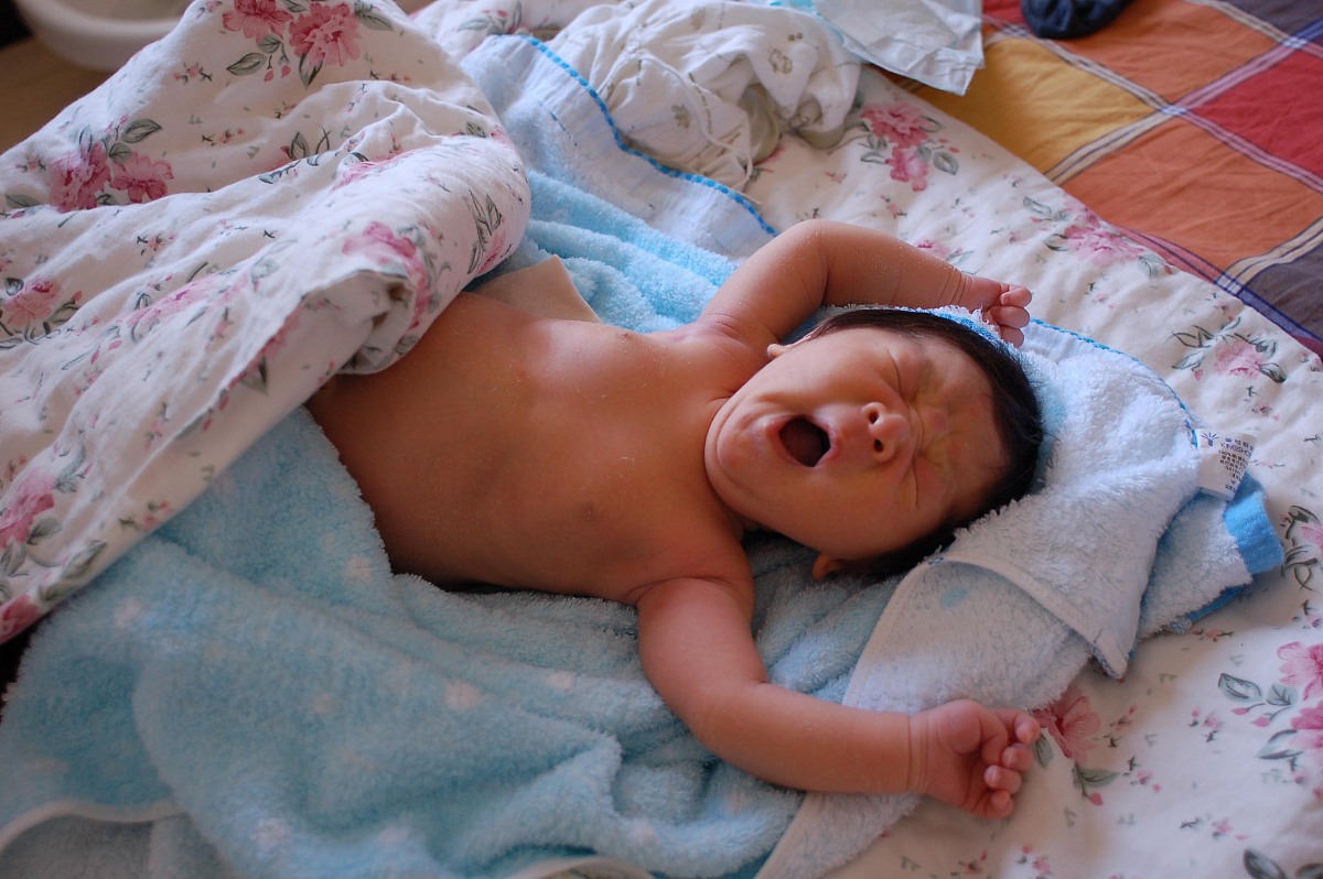 婴幼儿护理|孩子睡觉为什么总是一惊一乍的？