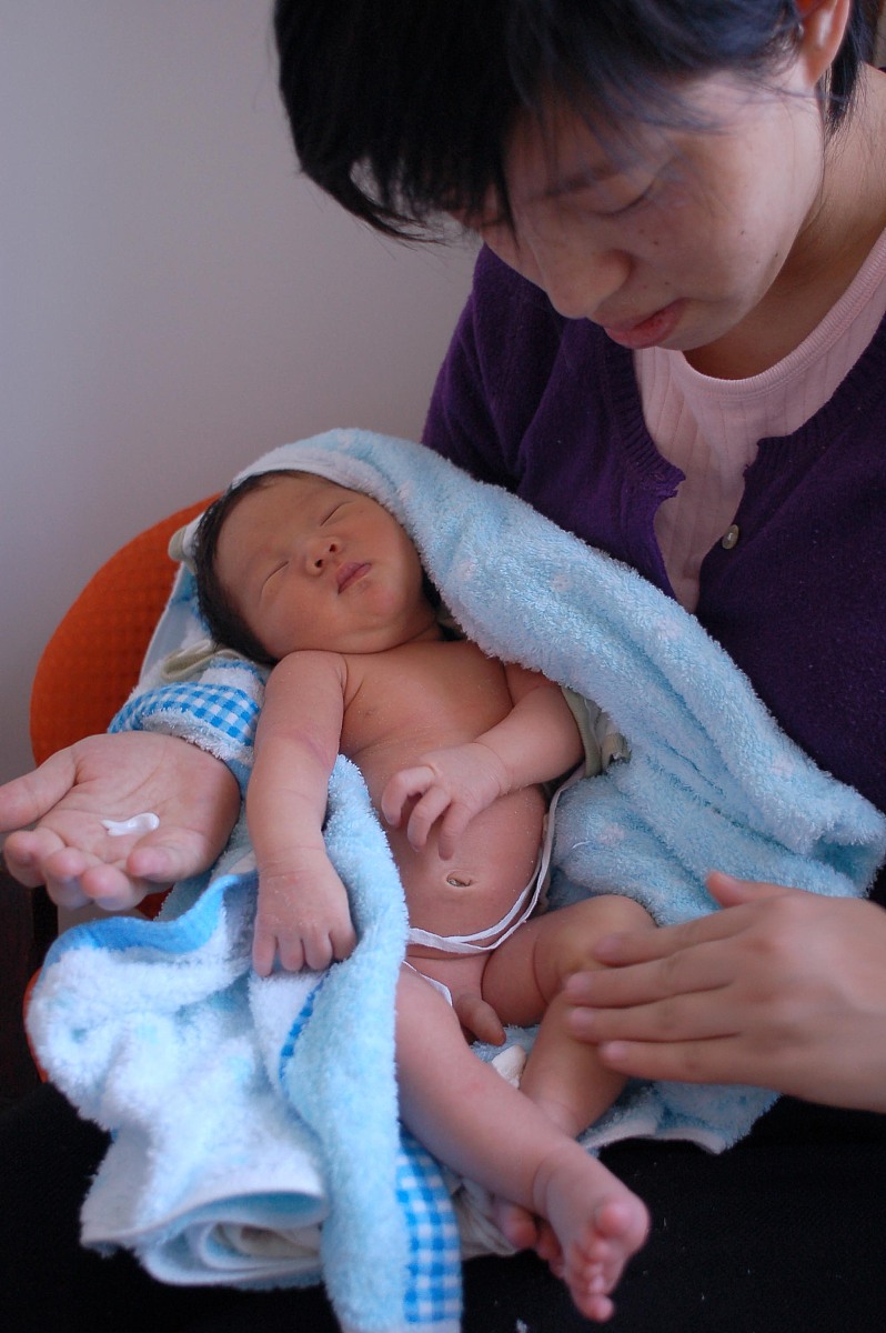 婴幼儿护理|孩子睡觉为什么总是一惊一乍的？