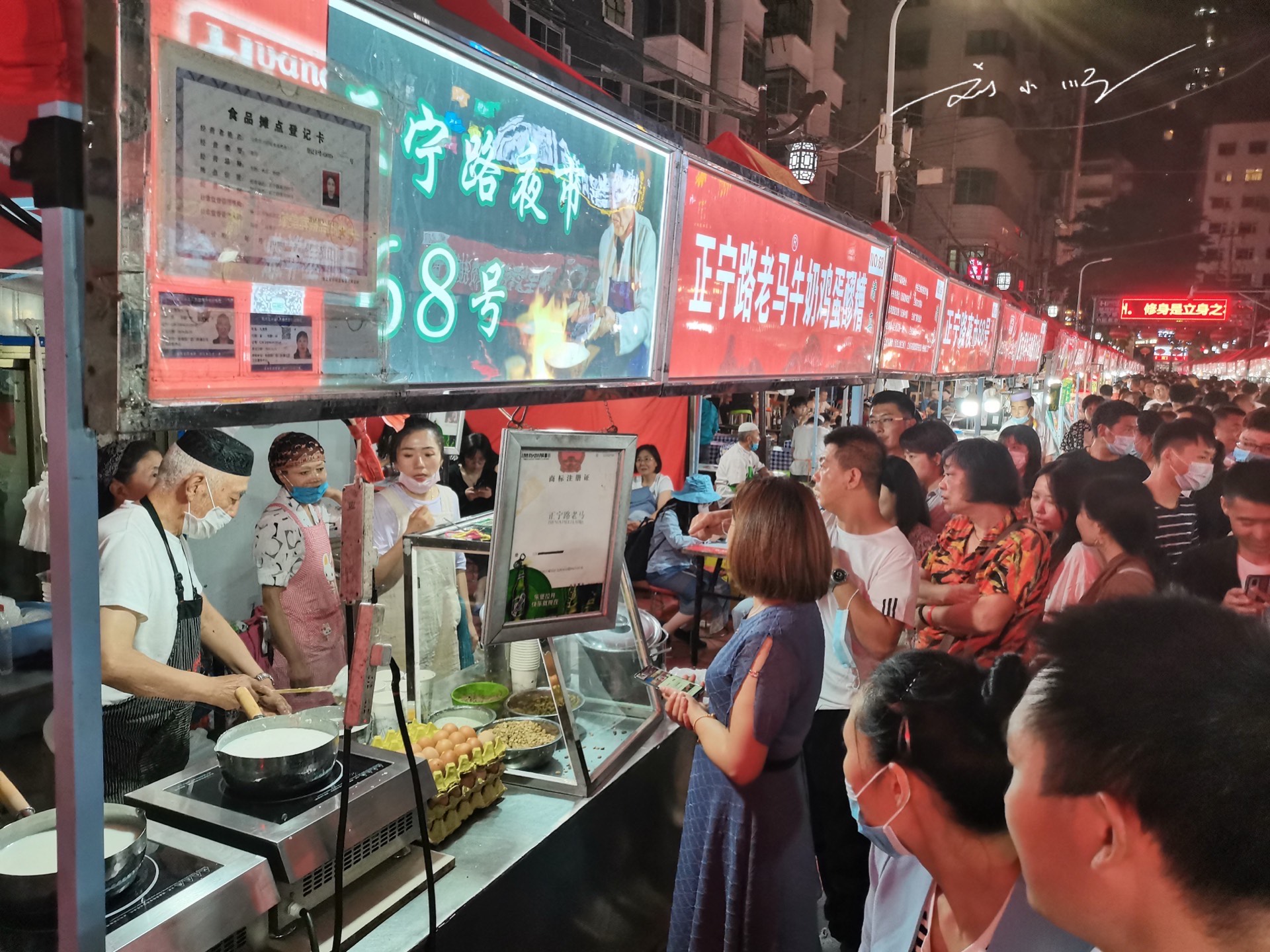 外地游客在甘肃兰州逛夜市，最大的困惑：为什么到处都有马爷？