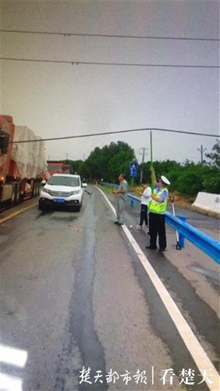 李涛|路过司机纷点赞，交警用撑衣杆托举电线保障交通