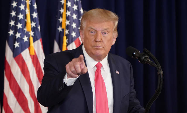 特朗普|拜登“老配方”政纲能否战胜特朗普手中王牌？｜周观天下