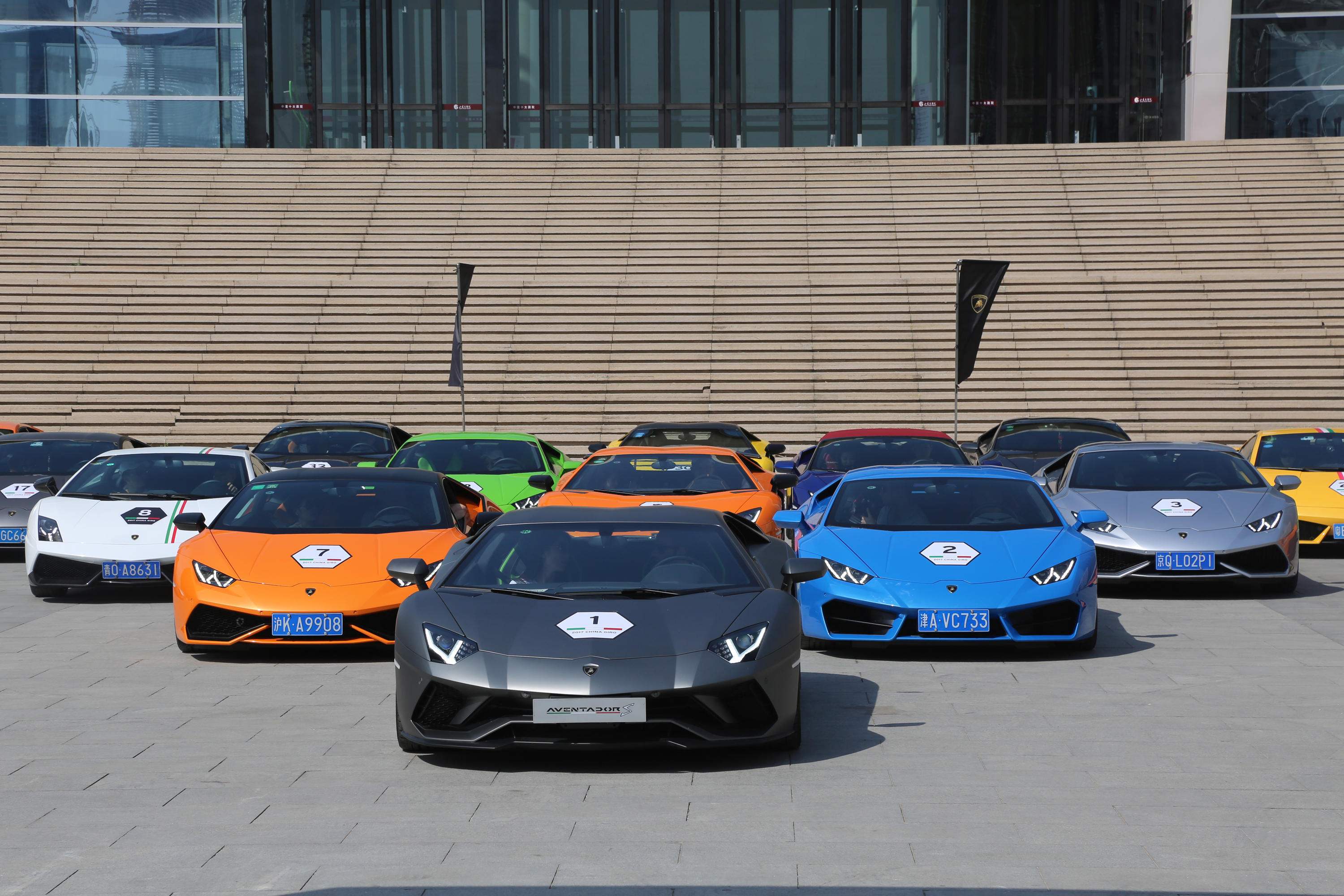 在开了两三年后车价贬值很多,假如此时选择购买一台二手豪车,这样就省