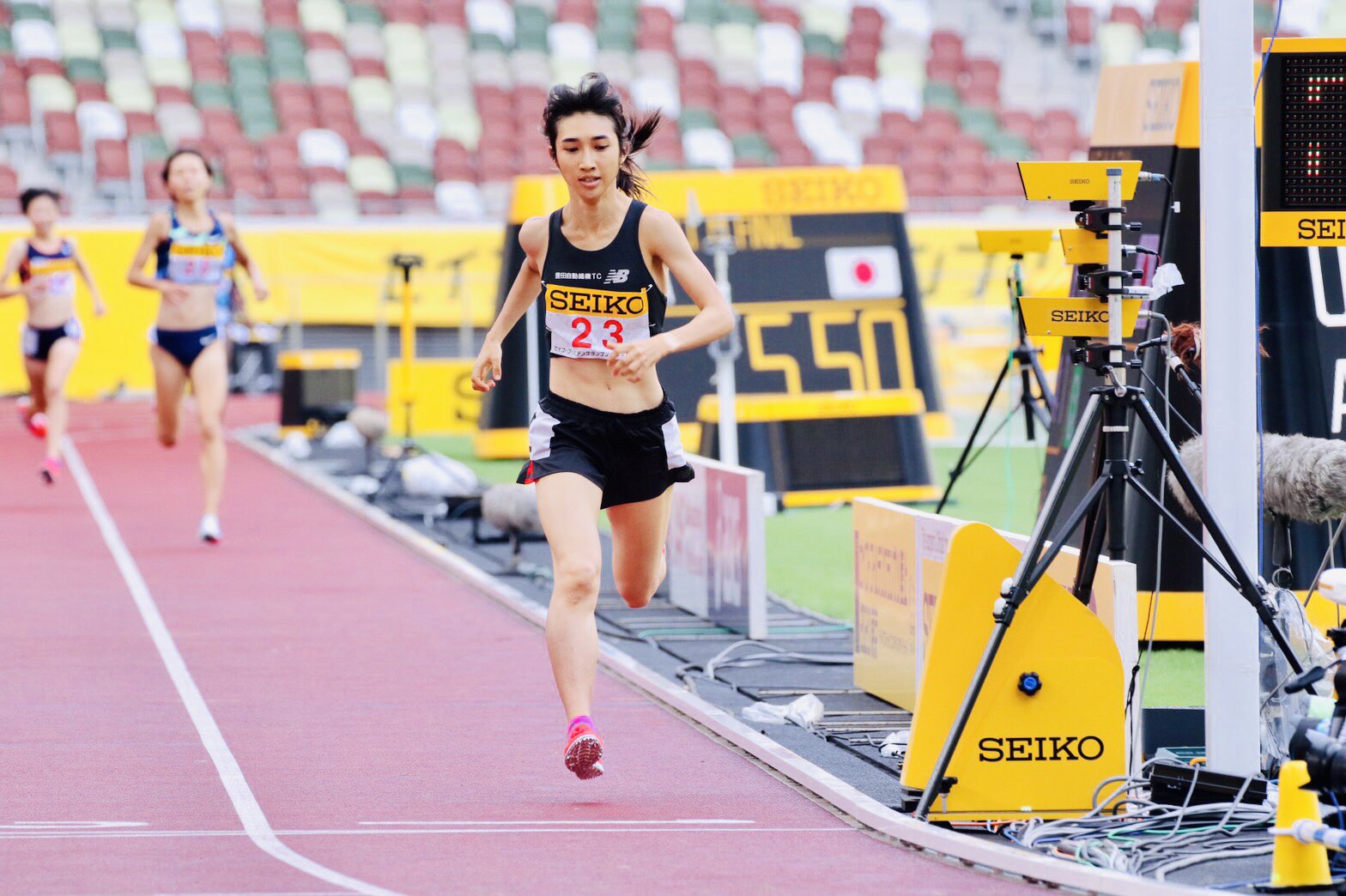 世界纪录,直到2015年被埃塞俄比亚名将根泽贝·迪巴巴以3分50秒07打破