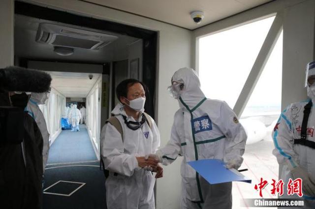 法律|中国警方向韩国移交遣送两名韩籍“红通人员”