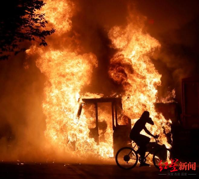美国枪击|7声枪响 3个孩子目睹父亲被白人警察枪击 暴力抗议蔓延