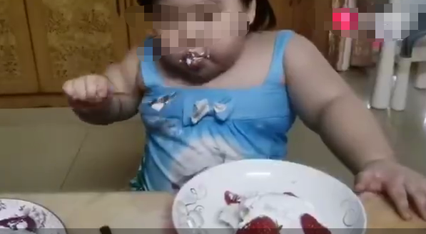 佩琪|3岁女童被喂到70斤做吃播：为了钱，别丢了底线