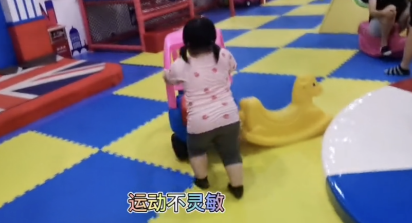 佩琪|3岁女童被喂到70斤做吃播：为了钱，别丢了底线