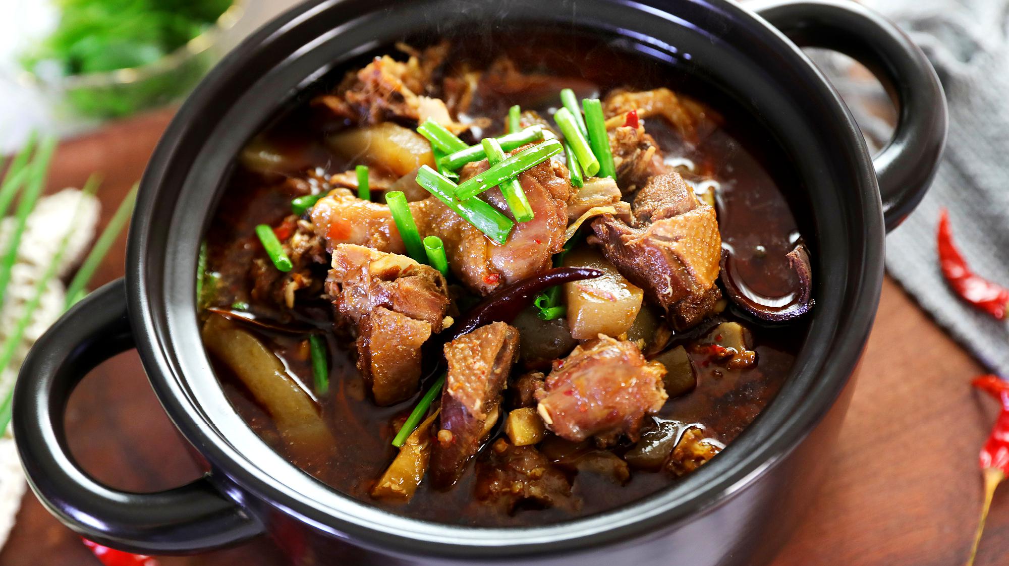 四川特色小吃魔芋啤酒鸭在锅里闻着香吃鸭肉贴秋膘真过瘾