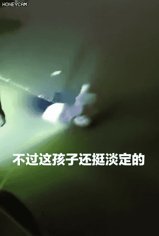 社会|机智！女孩落水后靠漂浮自救，网友：不是一般淡定