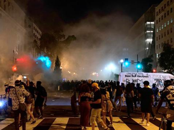 白宫|白宫外乱了，催泪弹和眩晕弹飞起！