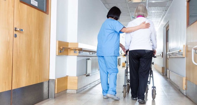 疫情|疫情期间美国一护理机构不许员工戴口罩，戴就辞退