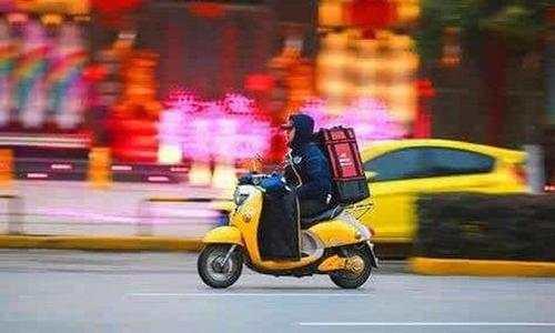 酒驾|超速、闯灯、酒驾……外卖小哥“以命送餐”平台不担责？