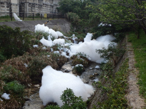 ▲基地附近河流被染白（日媒）