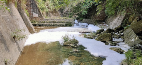 ▲基地附近河流被染白（日媒）