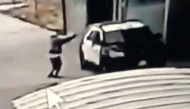 巡逻车|两名警察在巡逻车中遭枪击，洛杉矶警方悬赏10万美元抓逃犯