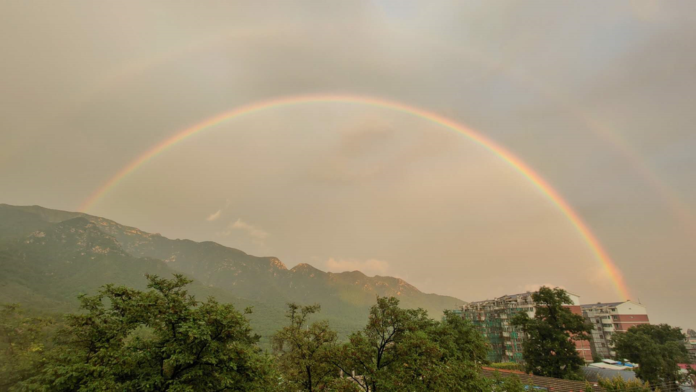 彩虹|美！雨后京城，晚霞与彩虹交辉