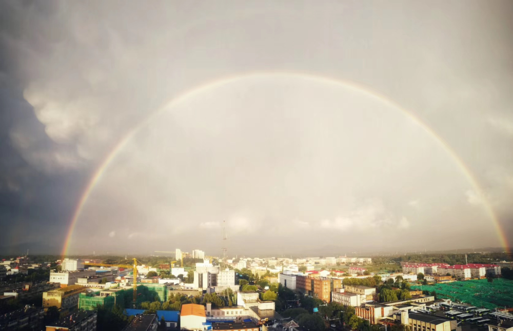 彩虹|美！雨后京城，晚霞与彩虹交辉