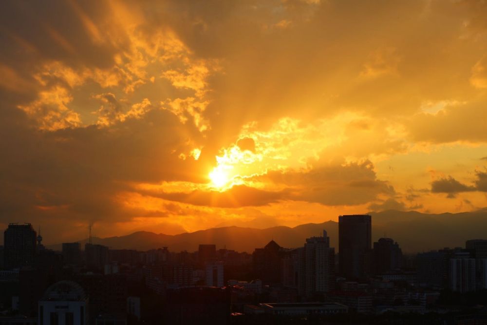 彩虹|美！雨后京城，晚霞与彩虹交辉