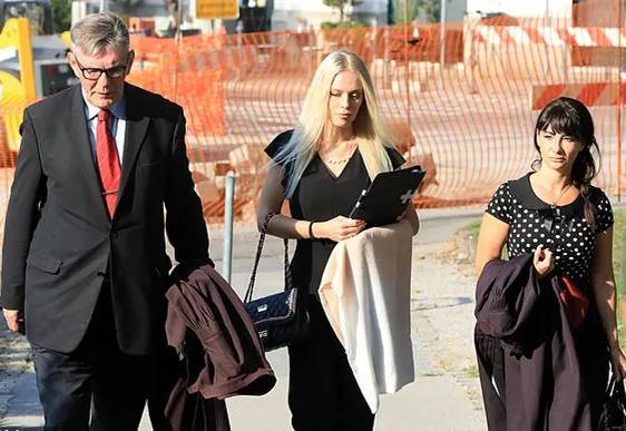 茱莉|太狠了！22岁姑娘把自己的手锯断，只为了……