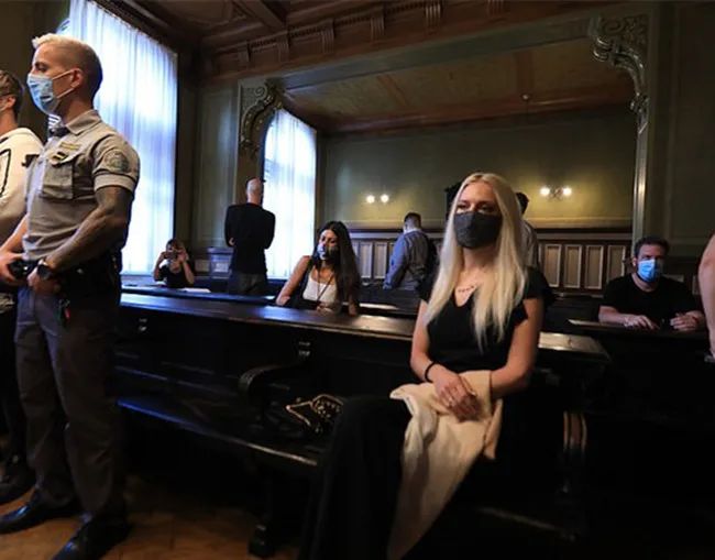 茱莉|太狠了！22岁姑娘把自己的手锯断，只为了……