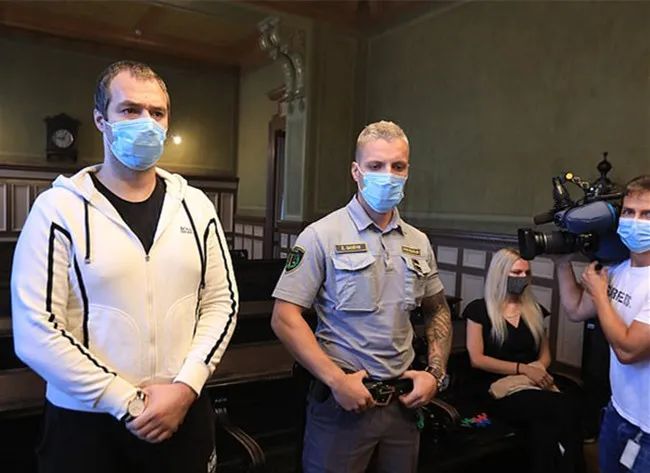 茱莉|太狠了！22岁姑娘把自己的手锯断，只为了……