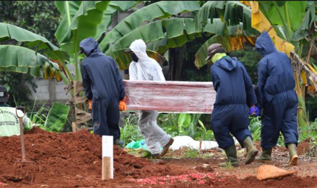 肺炎|为新冠肺炎死者挖坟墓？印尼一省出新招惩罚不戴口罩者