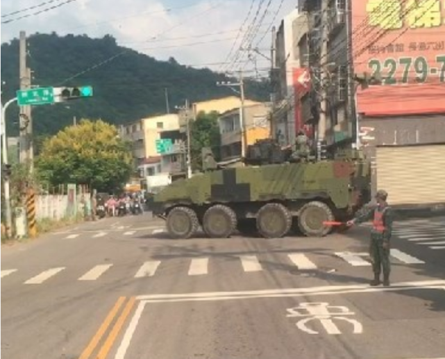 云豹|网传台军士兵因不熟悉“云豹”装甲车操作致堵车，台军：机械故障