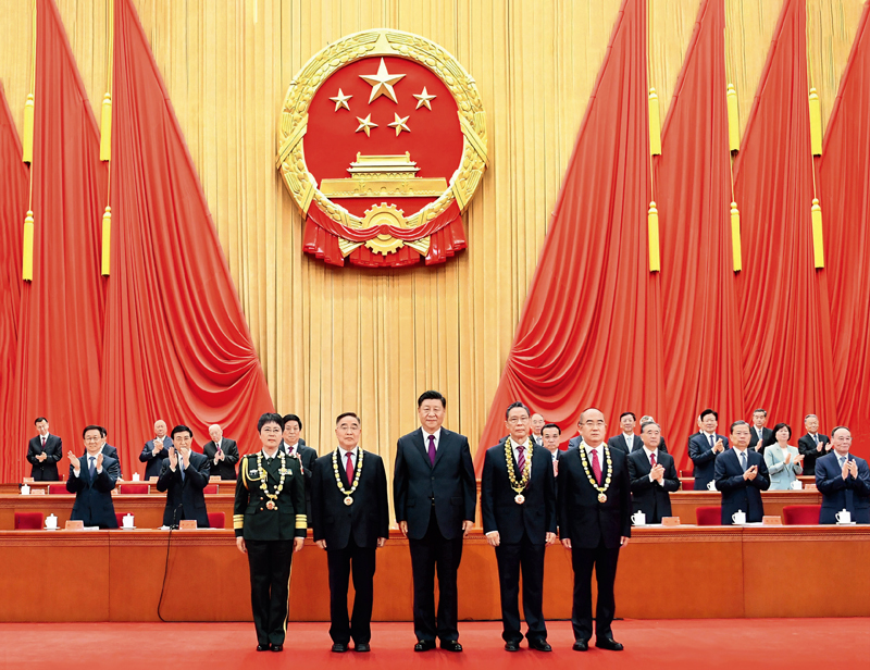 　　2020年9月8日，全国抗击新冠肺炎疫情表彰大会在北京人民大会堂隆重举行。中共中央总书记、国家主席、中央军委主席习近平向“共和国勋章”获得者钟南山（前排右二），“人民英雄”国家荣誉称号获得者张伯礼（前排左二）、张定宇（前排右一）、陈薇（前排左一）颁授勋章奖章。 新华社记者 谢环驰/摄