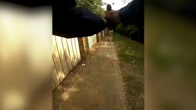 狗|美国一警官出警时被狗追，开枪却打死狗主人