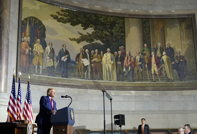 周四 ， 特朗普在华盛顿国家档案馆举行的白宫美国历史会议上发言