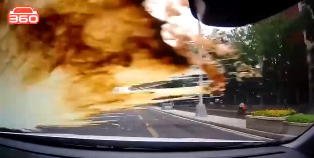 社会|太恶劣！两轿车路上斗气别车，车主竟向另一辆车泼奶茶