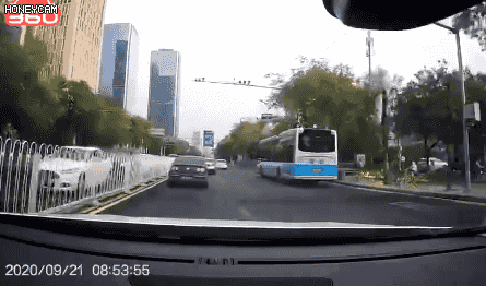 交通|北京一黑色轿车疯狂别车还泼咖啡 警方通报:刑拘!