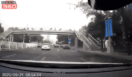 交通|北京一黑色轿车疯狂别车还泼咖啡 警方通报:刑拘!