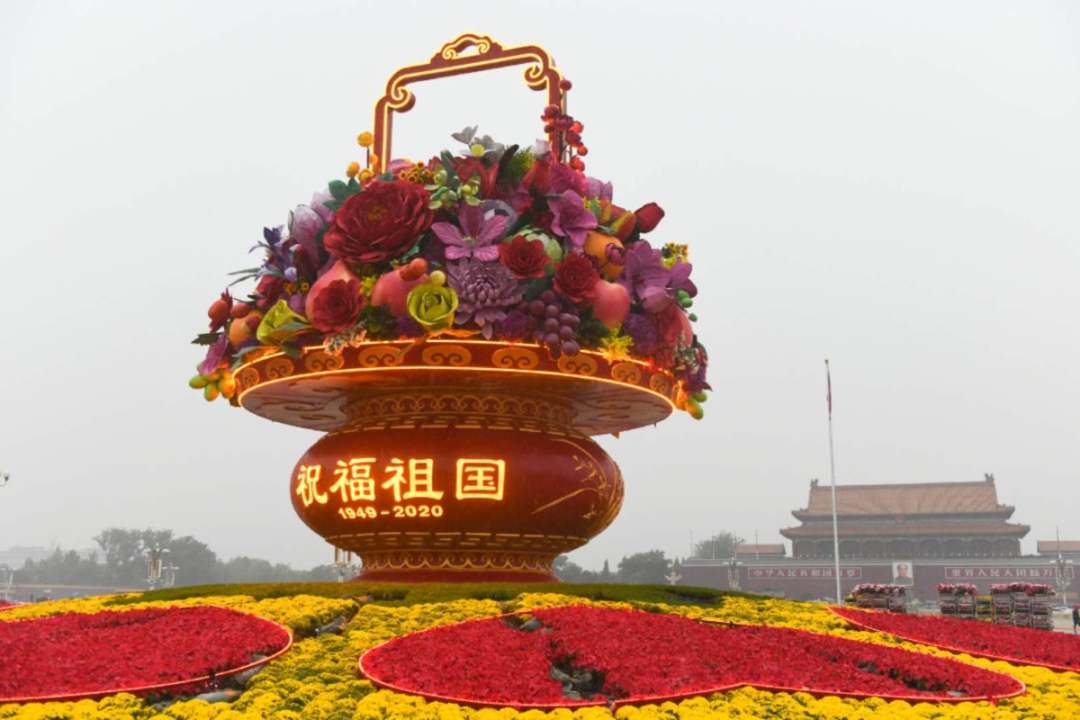 时政|天安门广场“大花篮”，雨中初亮相
