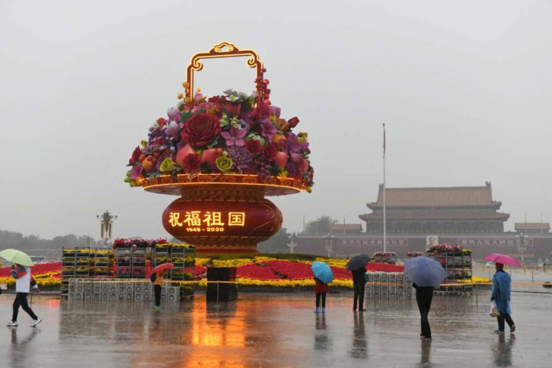 时政|天安门广场“大花篮”，雨中初亮相