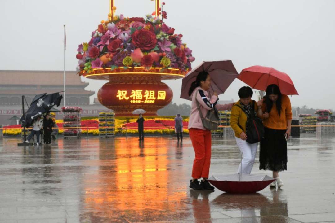 时政|天安门广场“大花篮”，雨中初亮相