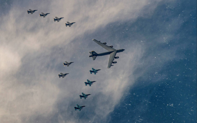 驻日美军一架B-52轰炸机和六架F-16战斗机与四架航空自卫队F-2战斗机进行双边联合训练