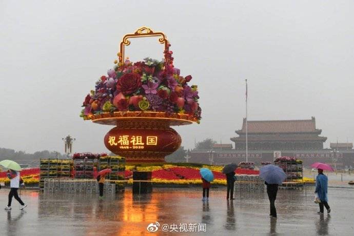 天安门广场|雨中初亮相!天安门广场祝福祖国巨型花篮吊装完成