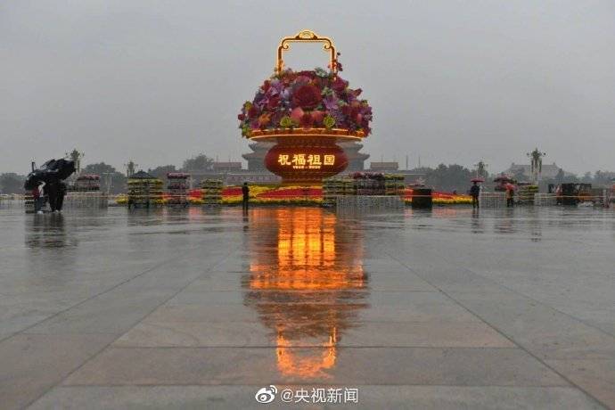 天安门广场|雨中初亮相!天安门广场祝福祖国巨型花篮吊装完成