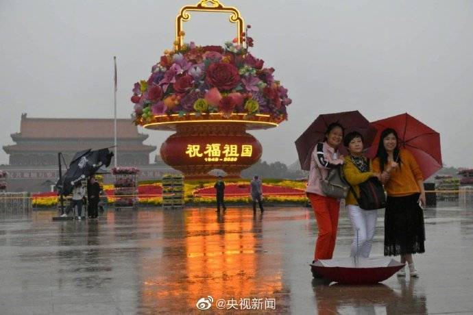 天安门广场|雨中初亮相!天安门广场祝福祖国巨型花篮吊装完成