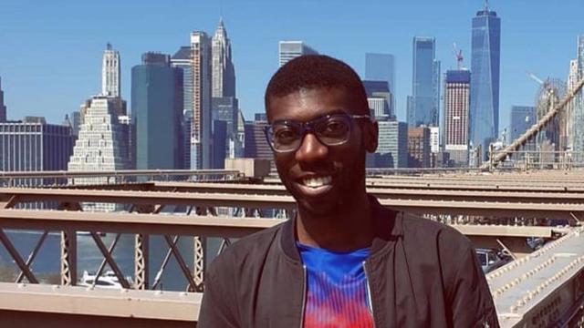 国际社会|在酒吧给邻桌黑人点了一根香蕉，英国白人青年被判罚款上万元