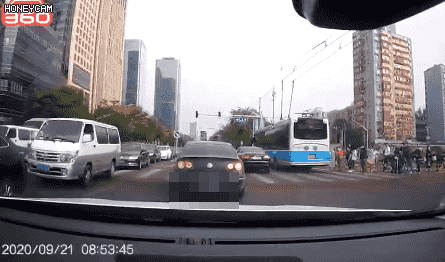 咖啡|疯狂别车，泼咖啡！果然，刑拘！