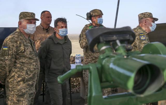 导弹|尴尬！乌克兰总统现场观看美制“标枪”演习，结果导弹没射出去