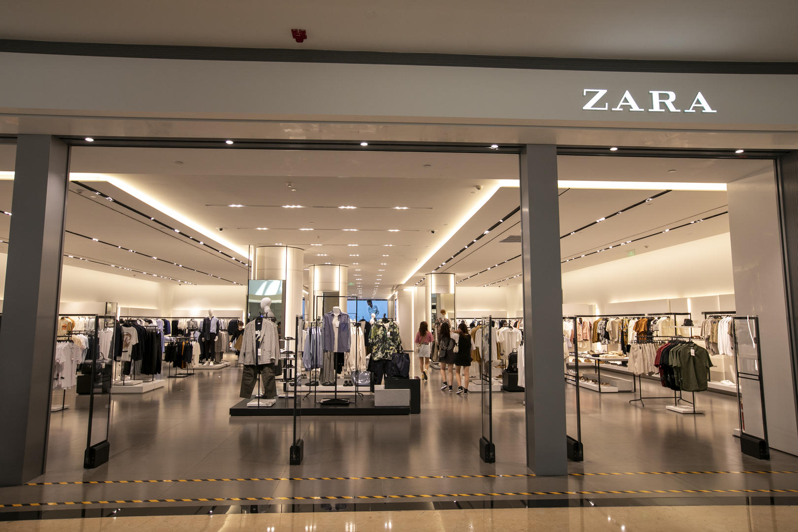 zara|红星资本局|ZARA母公司上半年亏损15亿,计划关店1200家,创始人曾为全球首富