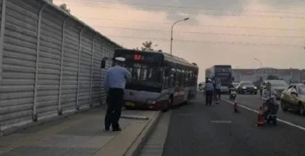 社会|一公交司机弃车跳桥,警方已介入!