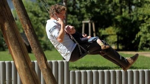 产假|英媒:瑞士公投决定新奶爸有带薪陪产假10天 最富国家给陪产假却最后一名