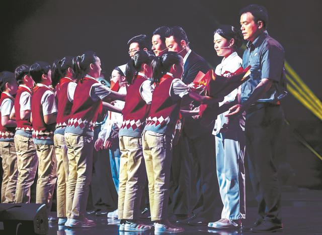 楚天都市报|北大援鄂护士重返江城,欢欢喜喜看到活力重振,“我们拼命守护的,正是这样的武汉”