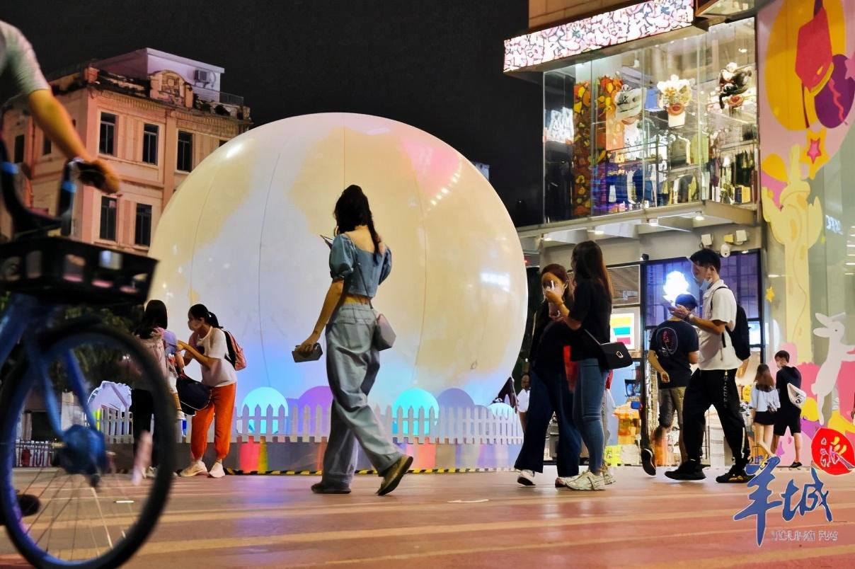 羊城晚报|街拍｜节前的北京路，这些表情亮了！