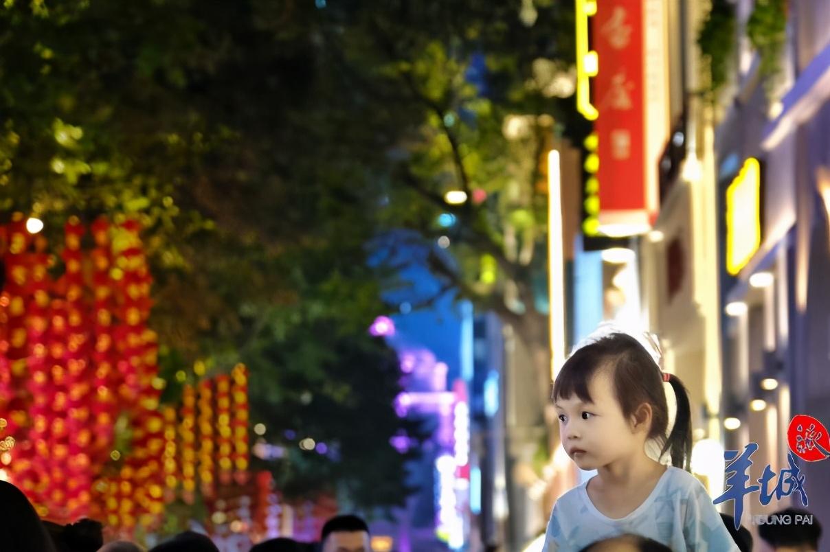 羊城晚报|街拍｜节前的北京路，这些表情亮了！